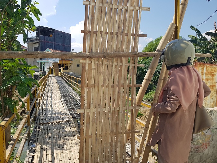 PROYEK: Warga berada di sekitar jembatan di Kelurahan Parteker, Pamekasan, Kamis (2/11). (LAILIYATUN NURIYAH/JPRM)