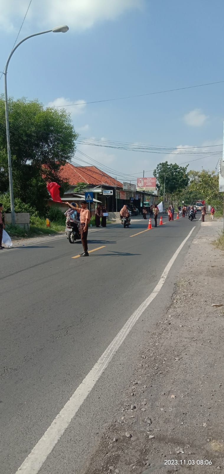 PEDULI: Siswa SMAN 1 Arosbaya menggalang dana kepada warga yang melintas di depan sekolahnya Jumat (3/11). (SMAN 1 AROSBAYA UNTUK JPRM)