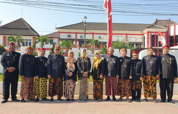 GUYUB: Direktur RSUD dr. H. Moh. Anwar Sumenep beserta jajarannya berfoto bersama.