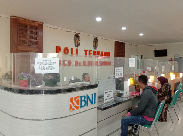 RAMAH: Keluarga pasien melakukan pendaftaran administrasi di Poli Umum RSUD dr. H. Moh. Anwar.