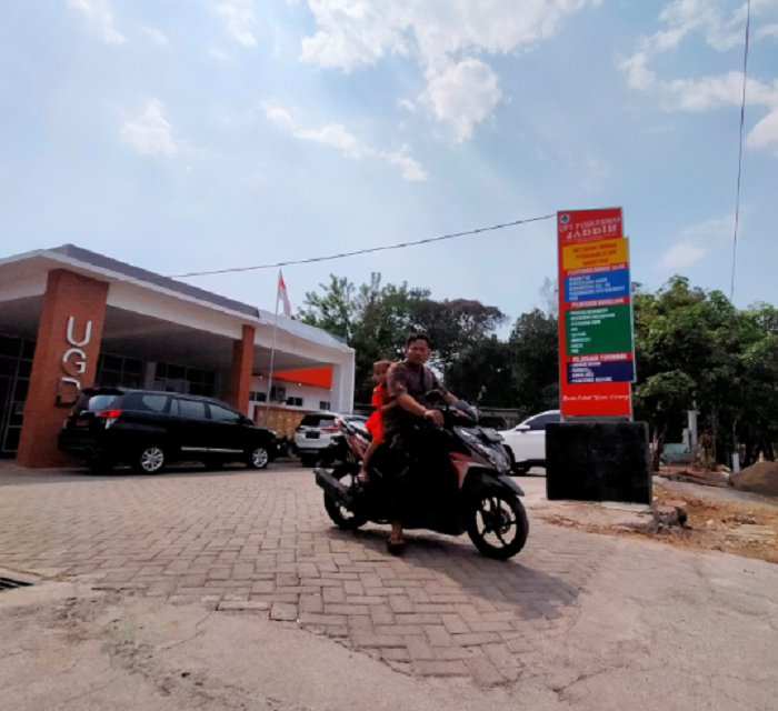 AKREDITASI: Seorang pria sedang keluar dari Puskesmas Jaddih Jumat (3/11). (VIVIN AGUSTIN HARTONO/JPRM)