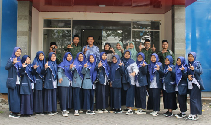BERBAGI PENGALAMAN: Pembina dan pengurus LPS MTs 1 Putri Annuqayah berfoto bersama Redaktur JPRM Jupri (tiga dari kiri, belakang) dan Editor Bahasa Ina Herdiyana (empat dari kiri, belakang)