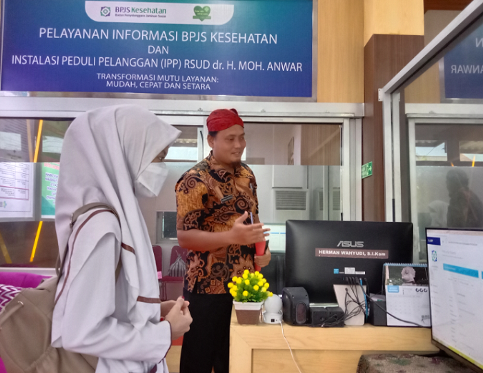 HUMANIS: Humas RSUD dr. H. Moh. Anwar Sumenep Herman Wahyudi menjelaskan tentang pelayanan BPJS Kesehatan di ruangan IPP.