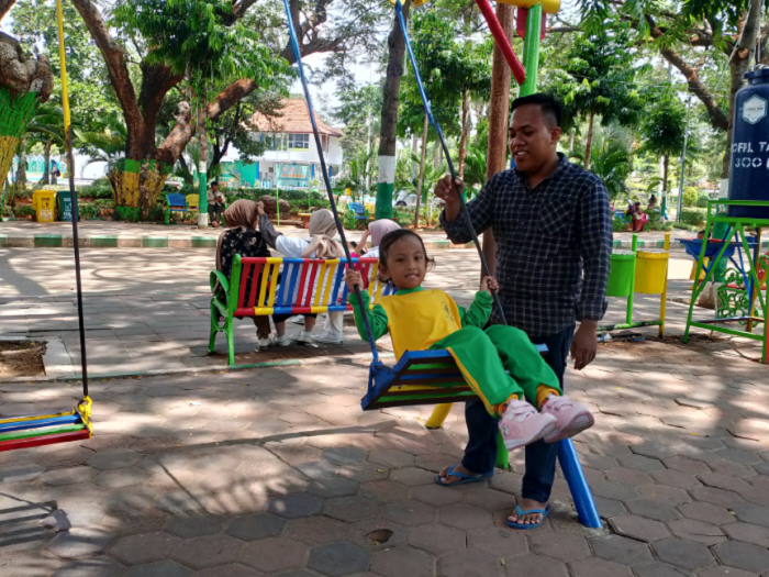 SEHAT: Warga mengajak buah hatinya bermain di Alun-Alun Pamekasan Jumat (3/11). (UBAIDILLAHIR RA