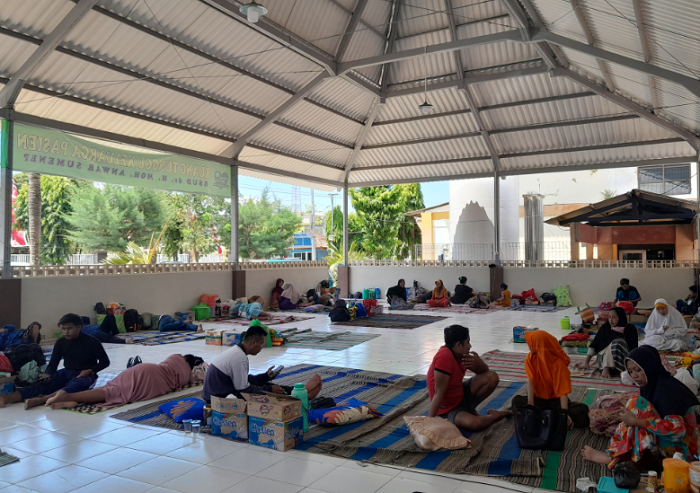 DEMI PELAYANAN: Keluarga pasien beristirahat di ruang tunggu yang dibangun khusus oleh pihak RSUD dr. H. Moh. Anwar Sumenep.