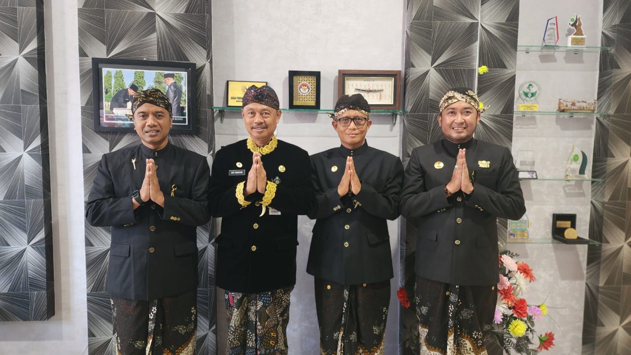 JAJARAN DIREKSI: Dari kiri, Direktur Operasional Cahya Wiratama, Komisaris Utama BPRS Bhakti Sumekar Ir. Edy Rasyadi, Direktur Utama (Dirut) BPRS Bhakti Sumekar Hairil Fajar, dan Direktur Kepatuhan MS