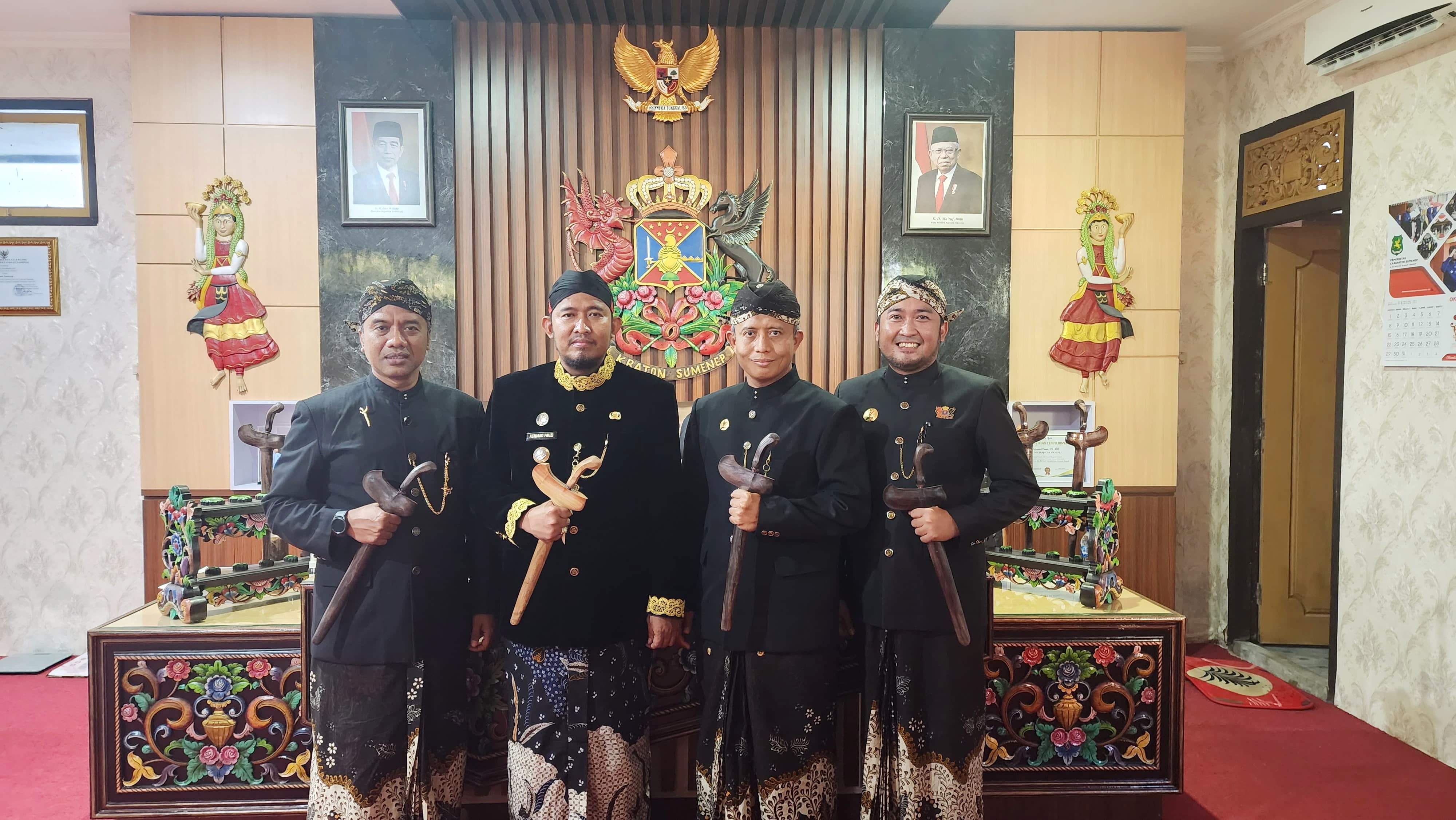 MASA KEJAYAAN: Dari Kiri, Direktur Operasional Cahya Wiratama, Bupati Sumenep Achmad Fauzi Wongsojudo, Direktur Utama (Dirut) BPRS Bhakti Sumekar Hairil Fajar, dan Direktur Kepatuhan MS. Hadi Pradipta