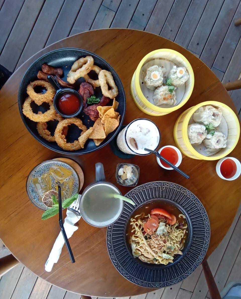 VARIATIF: Beberapa menu khas Lembah Manah Kopi, Desa Genting, Kecamatan Cepogo, Kabupaten Boyolali, Jawa Tengah, Sabtu (28/10). (INA HERDIYANA/JPRM)