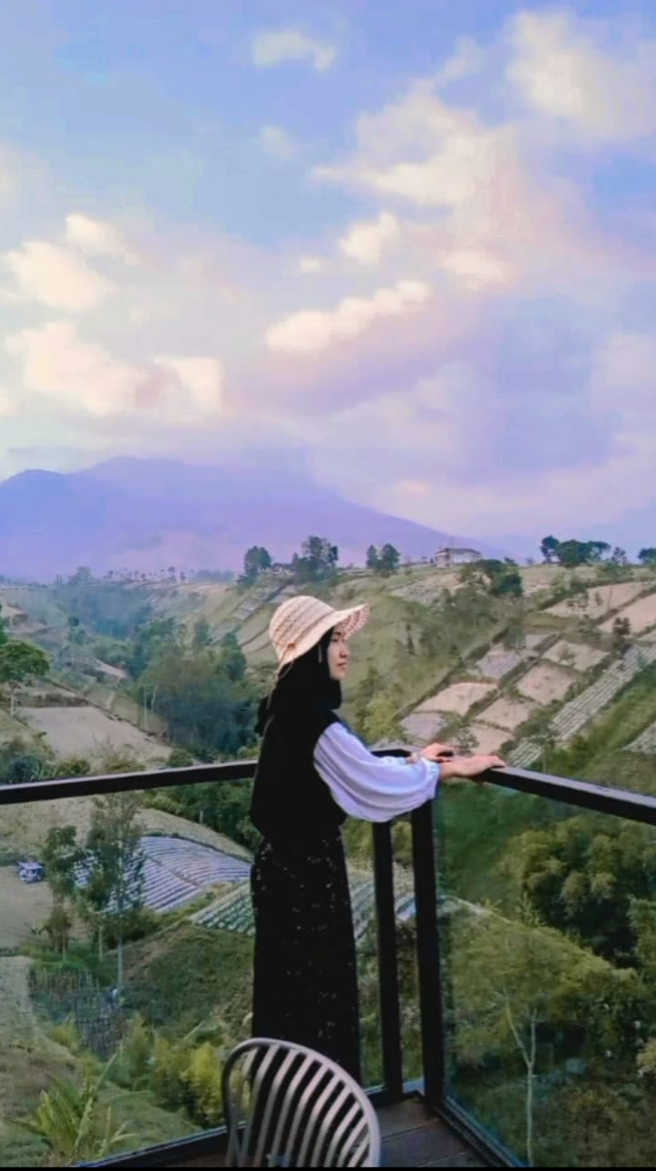 DIKELILINGI PEGUNUNGAN: Pengunjung mengabadikan&nbsp;momen di salah satu spot foto Lembah Manah Kopi, Desa Genting, Kecamatan Cepogo, Kabupaten Boyolali, Sabtu (28/10). (NIRMANA ADHELIA UNTUK JPRM)