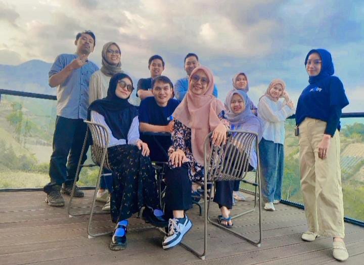KONGKO: Pengunjung mengabadikan momen bersama teman sejawat di Lembah Manah Kopi, Desa Genting, Kecamatan Cepogo, Kabupaten Boyolali, Sabtu (28/10). (LEMBAH MANAH KOPI UNTUK JPRM/JPRM)
