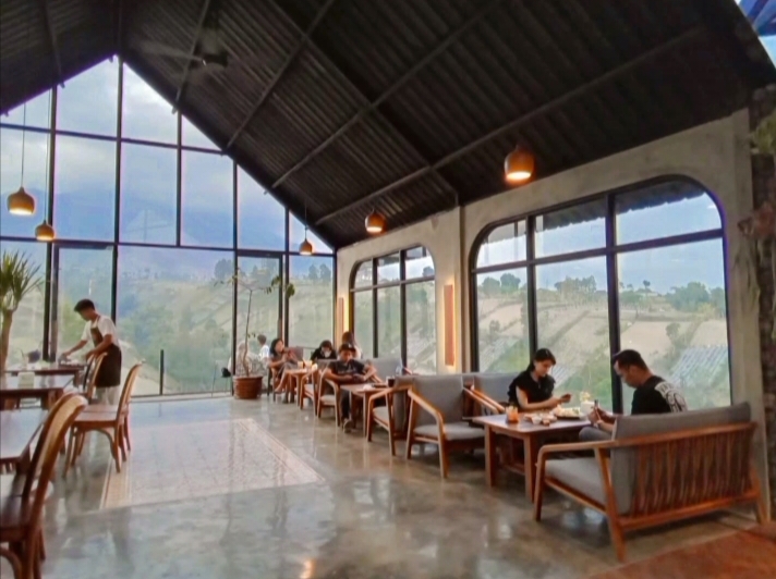 SEJUK: Suasana indoor Lembah Manah Kopi dengan lanskap alam pegunungan. (INA HERDIYANA/JPRM)