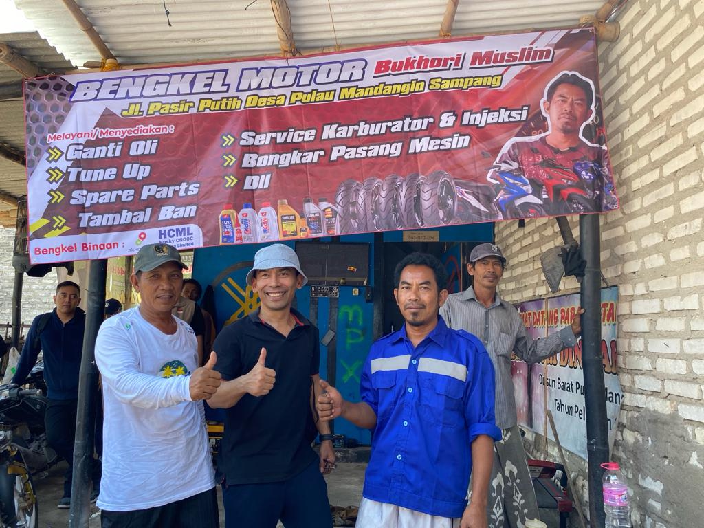 SUMRINGAH: Salah satu binaan SKK Migas-HCML bengkel motor Bukhori Muslim di Desa Pulau Mandangin, Sampang, Kamis (2/11). (ANIS BILLAH/RadarMadura.id)