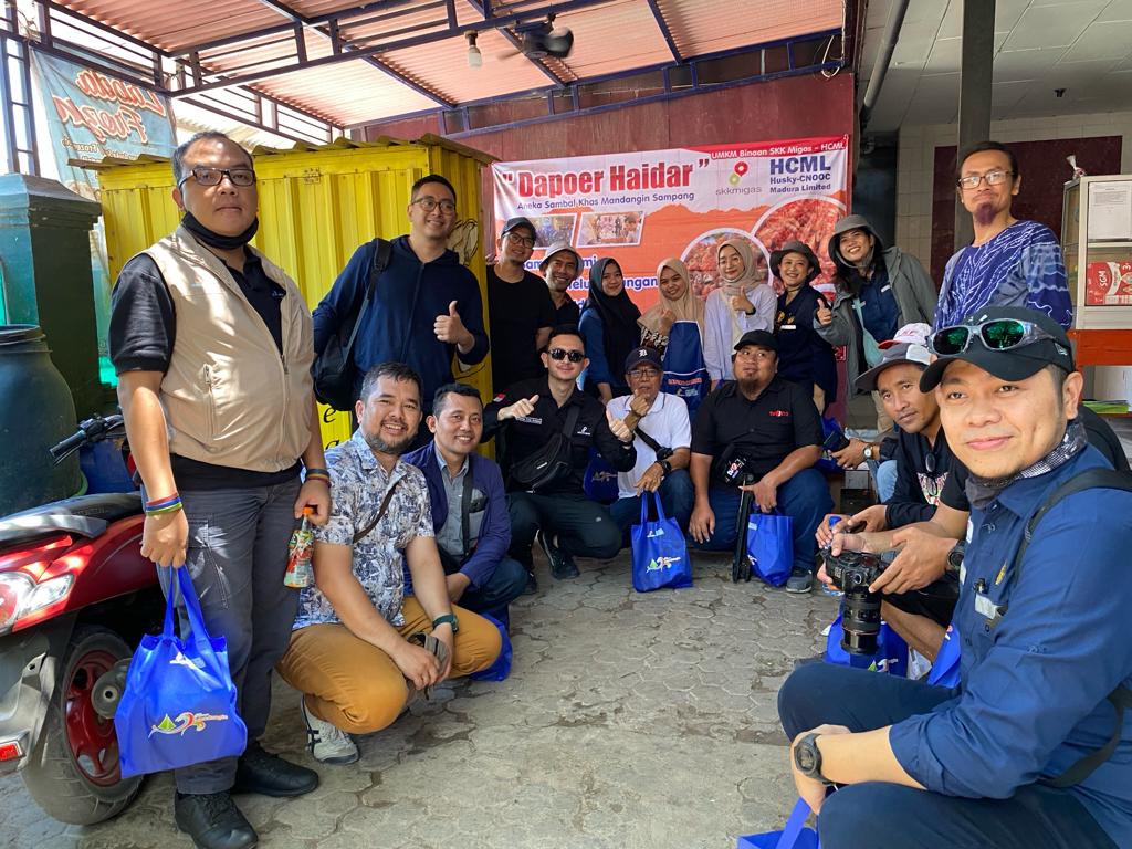 BAWA OLEH-OLEH: Sejumlah awak media dan SKK Migas Jabanusa foto bersama usai mengunjungi UMKM binaan HCML di Dapoer Haidar Desa Pulau Mandangin, Sampang, Kamis (2/11). (ANIS BILLAH/RadarMadura.id)