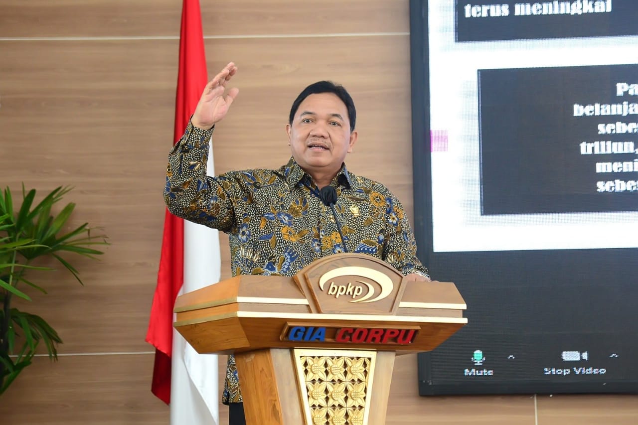Achsanul Qosasi merupakan putra kelahiran Sumenep Madura.