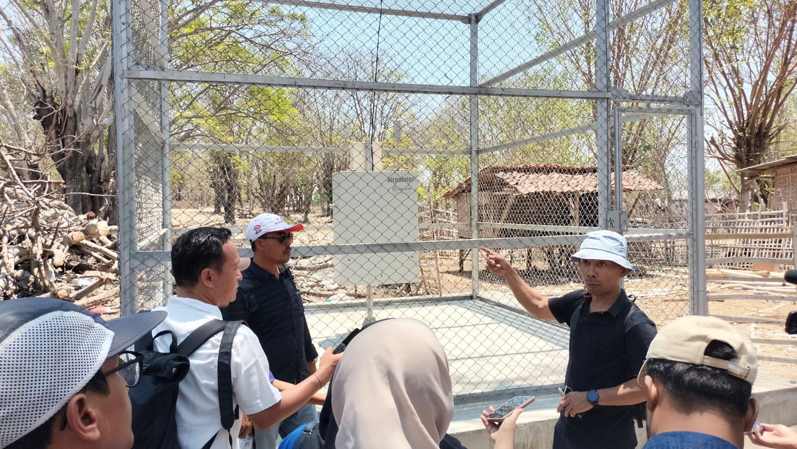 BARU DIPASANG: Alat pemantau kualitas udara ambien atau Air Quality Monitoring System (AQMS) di area pemukiman masyarakat Desa Pulau Mandangin. (HENDRIYANTO/RadarMadura.id)