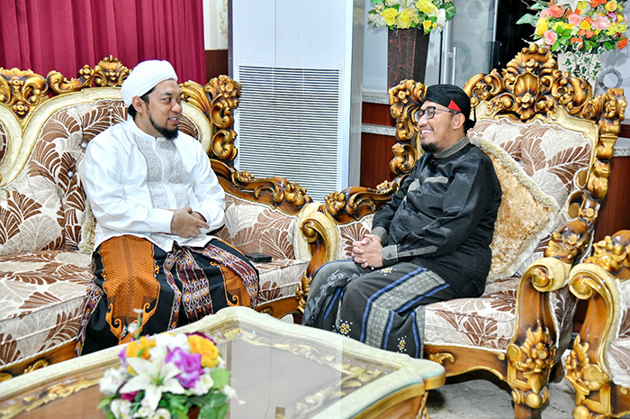 SEMRINGAH: Bupati Sumenep Achmad Fauzi Wongsojudo (kanan) berbincang dengan KH. R. Ahmad Azaim Ibrahimy (kiri) di pendopo Keraton Sumenep sebelum melaksanakan kegiatan Sumenep Bermunajat.