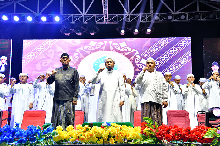 BERDOA BERSAMA: Bupati Sumenep Achmad Fauzi Wongsojudo (kiri) bersama KH. R. Ahmad Azaim Ibrahimy (tengah) dan sejumlah tokoh agama lainnya bersalawat bersama di&nbsp; acara Sumenep Bermunajat.