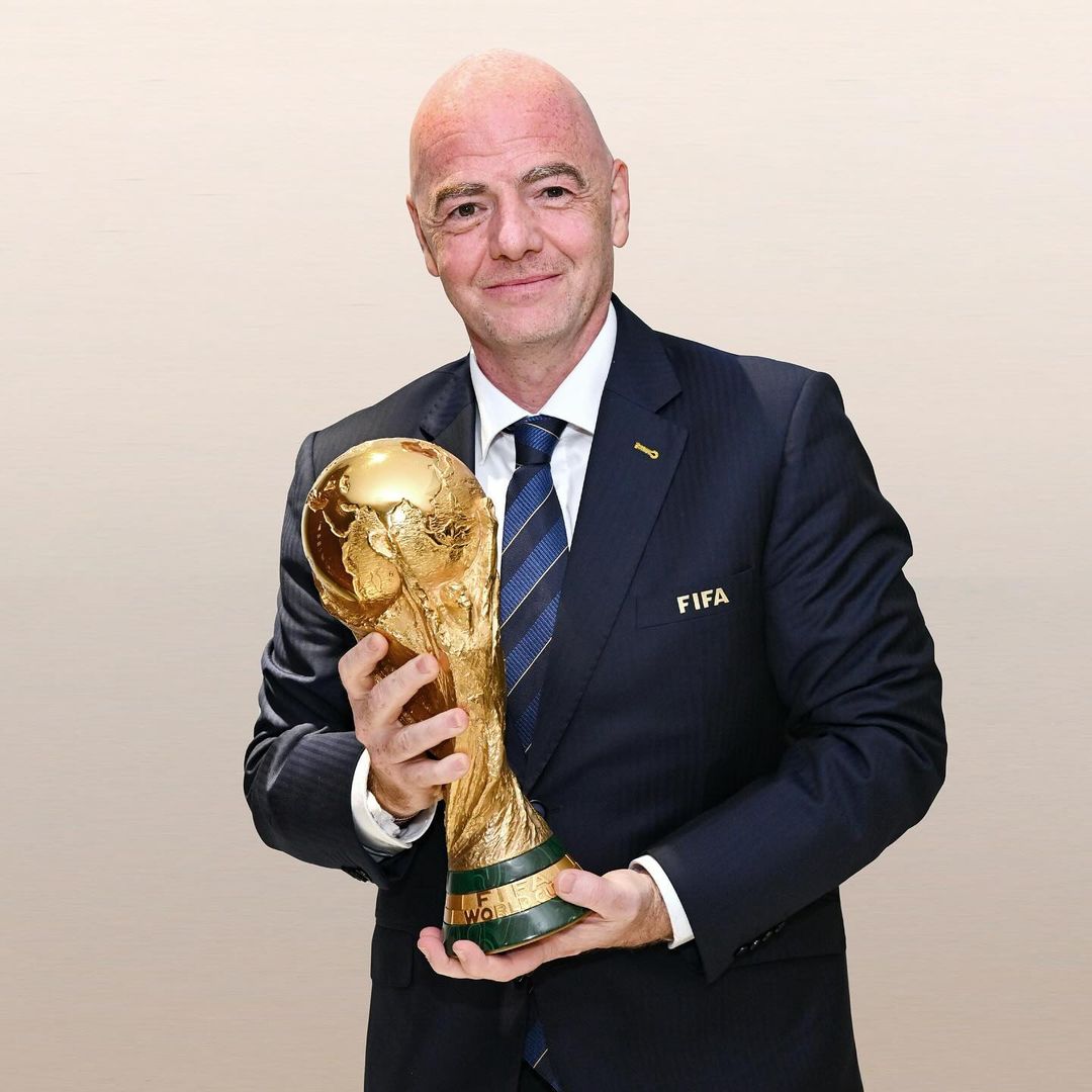 PIALA DUNIA: Presiden FIFA Gianni Infantino berpose dengan Trophy Piala Dunia. (IG: @gianni_infantino)