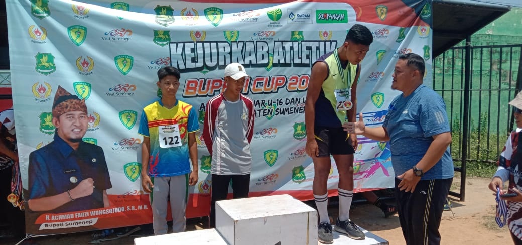 BIBIT: PASI Sumenep memberikan penghargaan kepada siswa yang menjadi juara atletik di kejurkab sekaligus sebagai seleksi untuk kejurda di Stadion A. Yani Sumenep Sabtu (21/10). (PASI UNTUK JPRM)