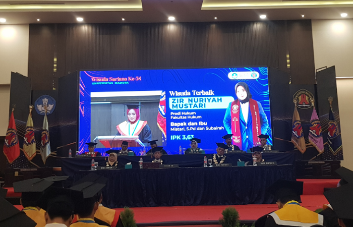RESMI: Rektor, wakil rektor, dan pimpinan fakultas Universitas Madura menyimak pidato wisudawan terbaik pada acara Wisuda Sarjana Ke-34 di Hotel Azana Style Sabtu (4/11). (LAILIYATUN NURIYAH/JPRM)