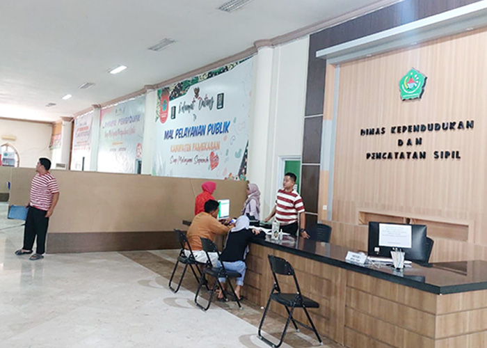 TERSENDAT: Warga hendak mengurus administrasi kependudukan di Mal Pelayanan Publik Pamekasan. (MOH. JUNAIDI/JPRM)