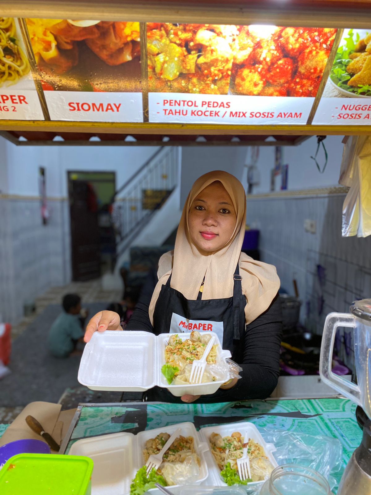 TEKUN: Qonita Lutfiah menunjukkan mie buatannya di outlet rumahnya, Kelurahan Pejagan, Kecamatan Bangkalan, Sabtu (4/11). (AYU LATIFAH/JPRM)