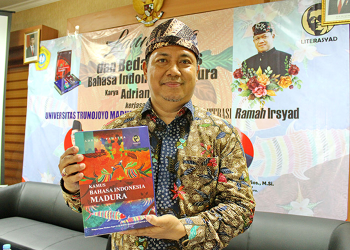 KARYA MONUMENTAL: Candra Aditya memperlihatkan Kamus Bahasa Indonesia-Madura karya alm Adrian Pawitra. (VIVIN AGUSTIN HARTONO/JPRM)