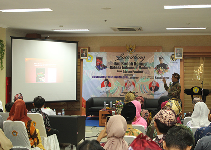 FOKUS: Candra Aditya memaparkan isi Kamus Bahasa Indonesia-Madura karya alm Adrian Pawitra.