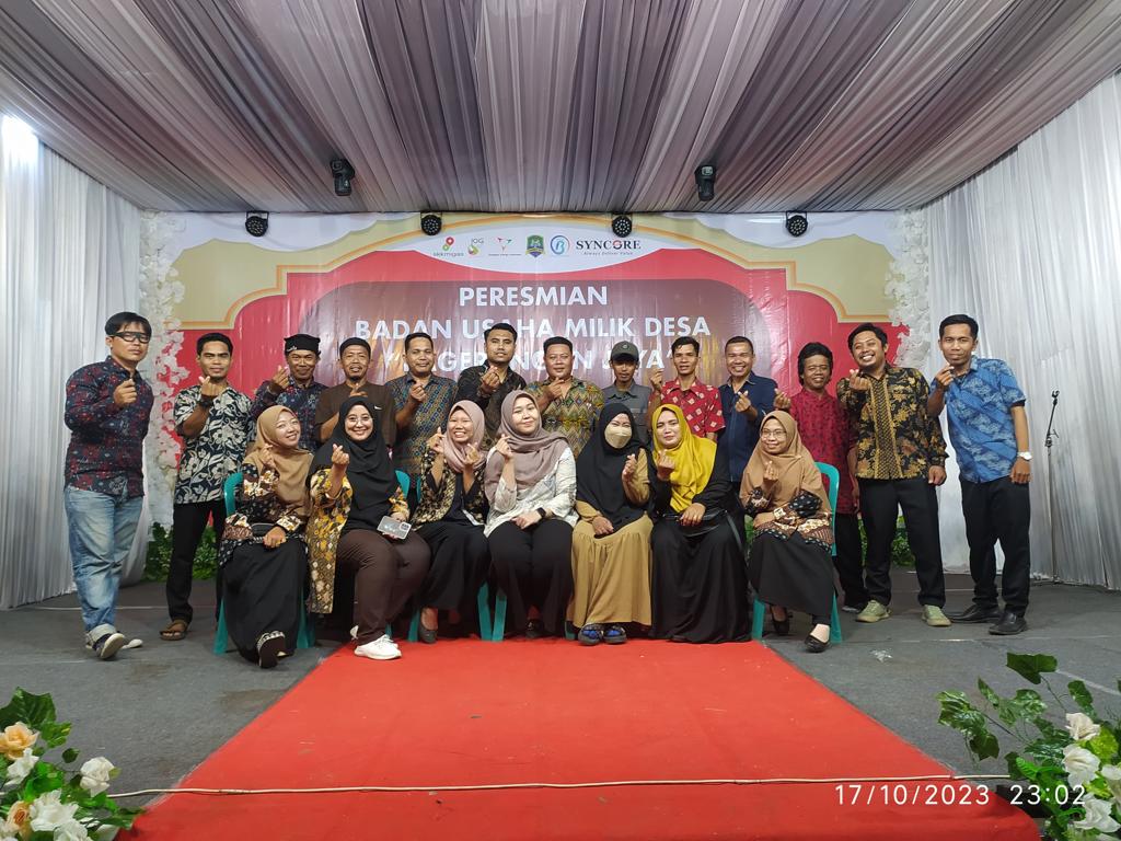 KOMPAK: Anggota BUMDes Pagerungan Jaya beserta perangkat Desa Pagerungan Besar berfoto bersama usai peluncuran unit usaha internet desa Selasa (17/10). (KEI UNTUK JPRM)