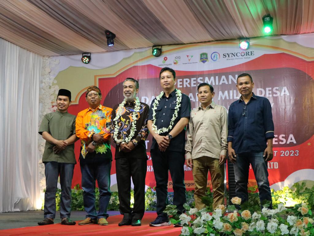 INOVATIF: PGA Manager KEI Kampoi Naibaho (tiga dari kanan) menghadiri peluncuran unit usaha internet BUMDes Pagerungan Jaya, Desa Pagerungan Besar, Kecamatan Sapeken, Sumenep, Selasa (17/10).