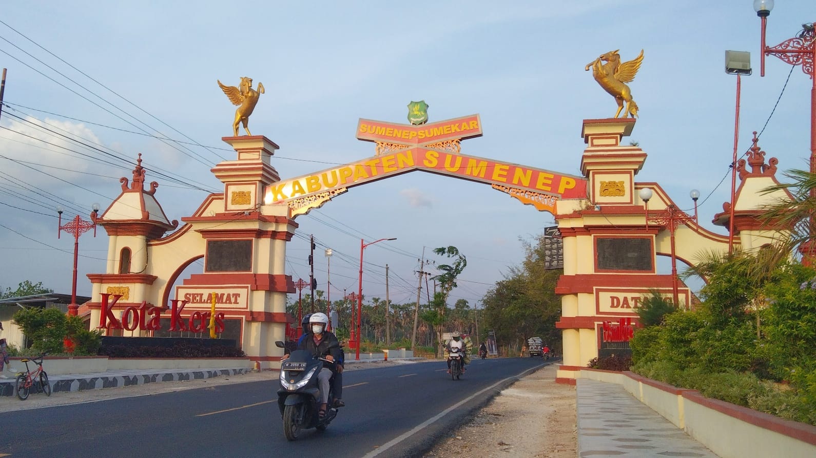 LANCAR: Pengendara lalu-lalang melintas di gerbang perbatasan Sumenep&ndash;Pamekasan, Minggu (5/11). (MOH. BUSRI/JPRM)