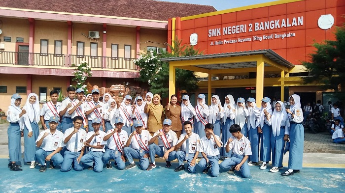 HARAPAN MASA DEPAN: Kepala SMKN 2 Bangkalan Nur Hazizah berfoto bersama siswanya Senin (6/11). (SMKN 2 BANGKALAN UNTUK JPRM)