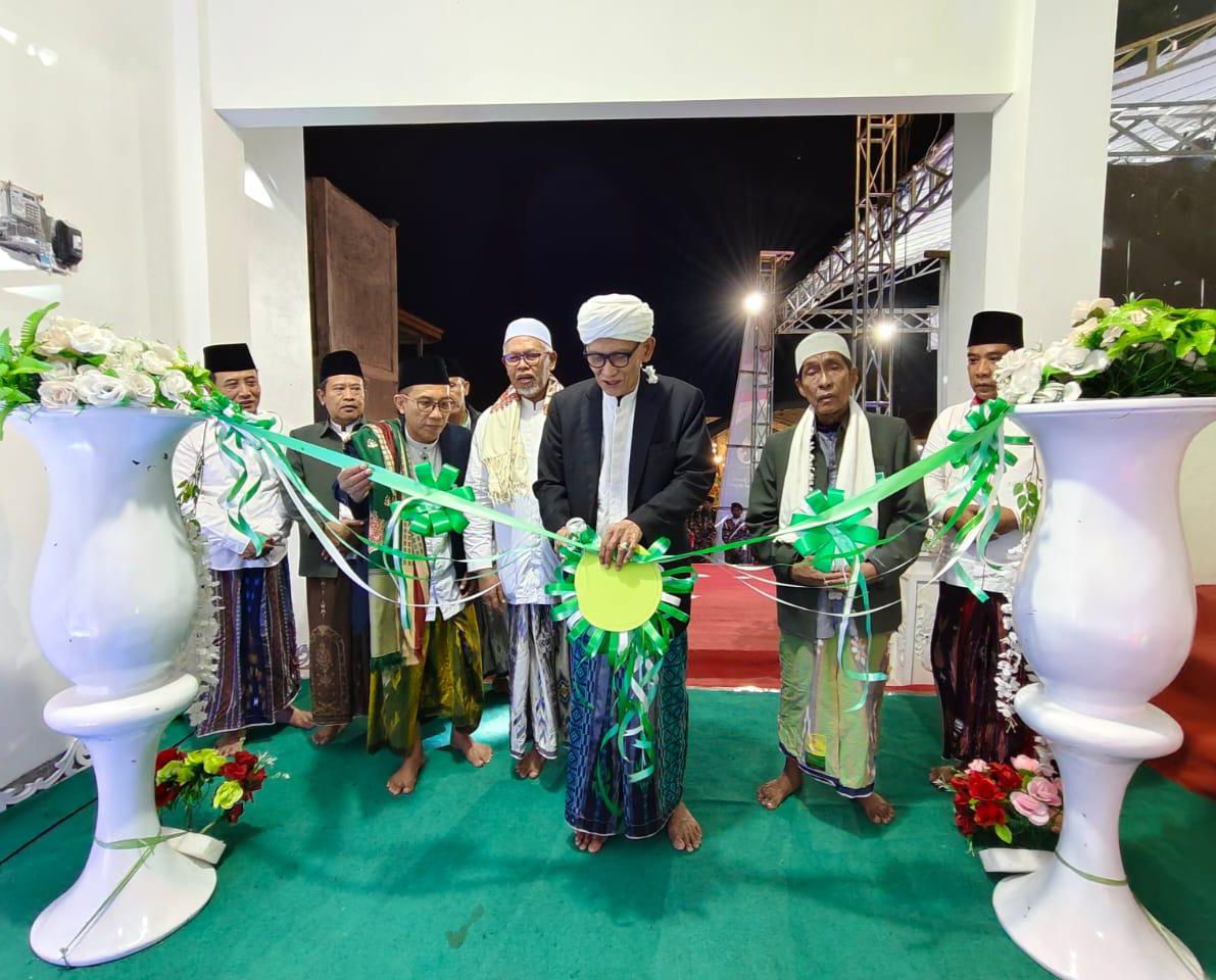 RESMI: Rais &rsquo;Aam  PBNU KH. Miftahul Akhyar memotong pita disaksikan oleh pimpinan dan Anggota DPRD Provinsi Jatim Mahfud. (DARUL HAKIM/JPRM)