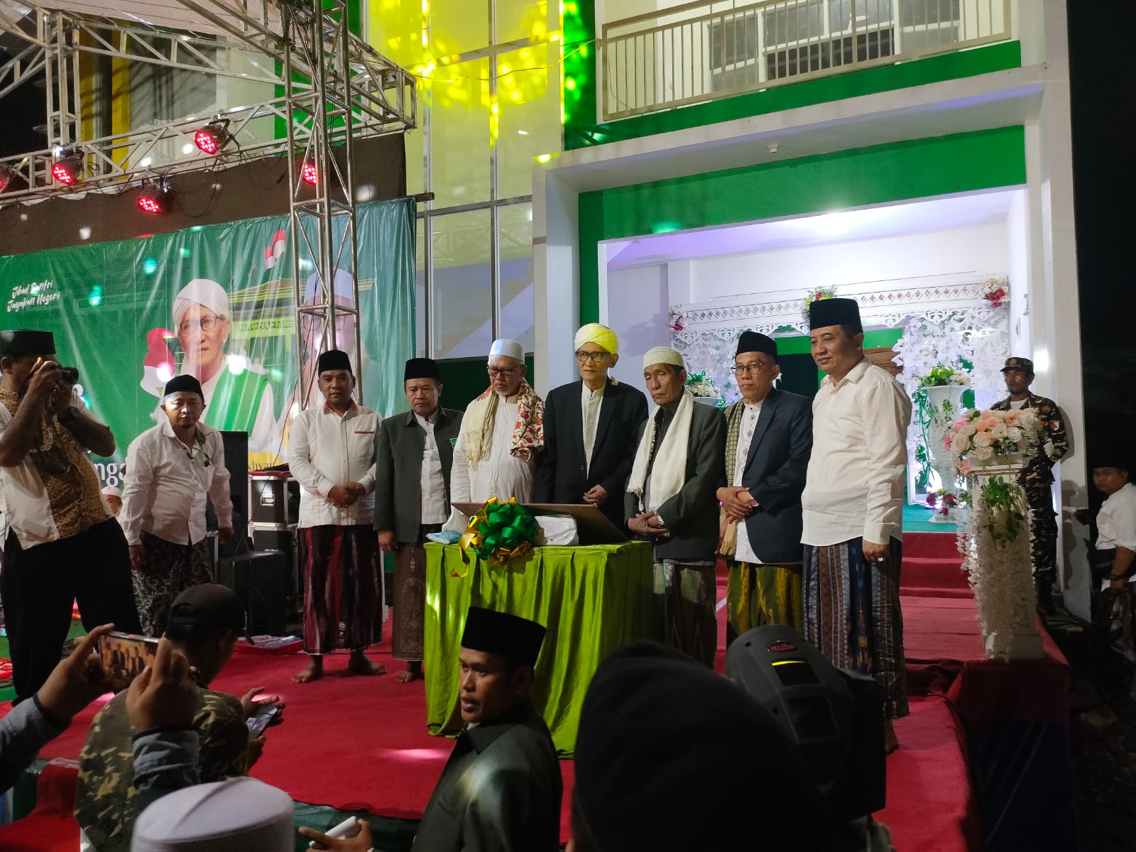 LANCAR: Dari kiri, Anggota DPRD Jatim Mahfud,  KH. Itqon Busiri, KH. Abdul Adhim Kholili, Rais &rsquo;Aam  PBNU KH. Miftahul Akhyar, KH. Syafiuddin Abdul Wahid,  KH. Abdul Mujib Khoir, dan Yuliadi Setiawan.