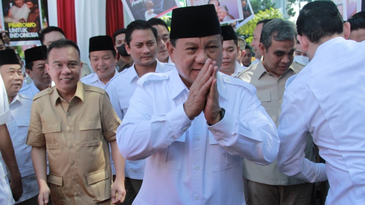 BERWIBAWA: Calon presiden Prabowo Subianto menyapa masyarakat.