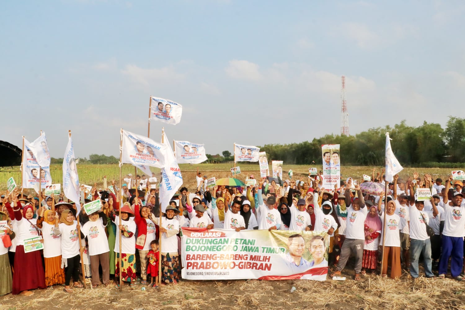 KOMPAK: Petani di Bojonegoro, Jawa Timur melakukan deklarasi dukungannya kepada capres-cawapres Prabowo-Gibran pada Pilpres 2024 pada Minggu (5/11).