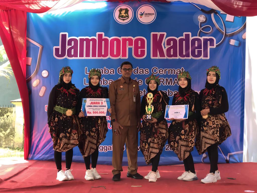 SEMARAK: Plt Kepala Dinkes P2Kb SUmenep Agustiono Sulasno (berkacamata) foto bersama para pemenang lomba jambore yang diadakan di kantornya, Senin (6/11). (DINKES P2KB UNTUK JPRM)