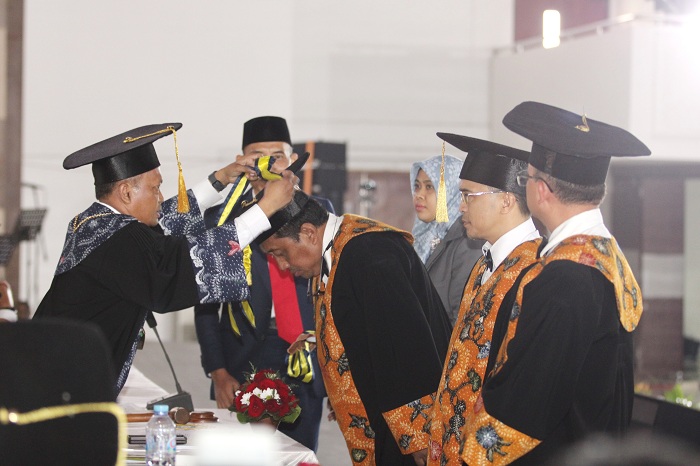 DIKUKUHKAN: Rektor UTM Safi&rsquo; kukuhkan tiga guru besar FEB di Gedung Pertemuan R.P. Mohammad Noer Senin (6/11). (VIVIN AGUSTIN HARTONO/JPRM)
