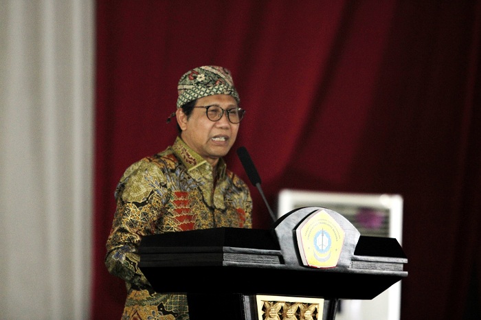 UCAPKAN SELAMAT: Mendes PDTT Abdul Halim Iskandar menyampaikan sambutan saat pengukuhan guru besar FEB di Gedung Pertemuan R.P. Mohammad Noer UTM Senin (6/11). (VIVIN AGUSTIN HARTONO/JPRM)
