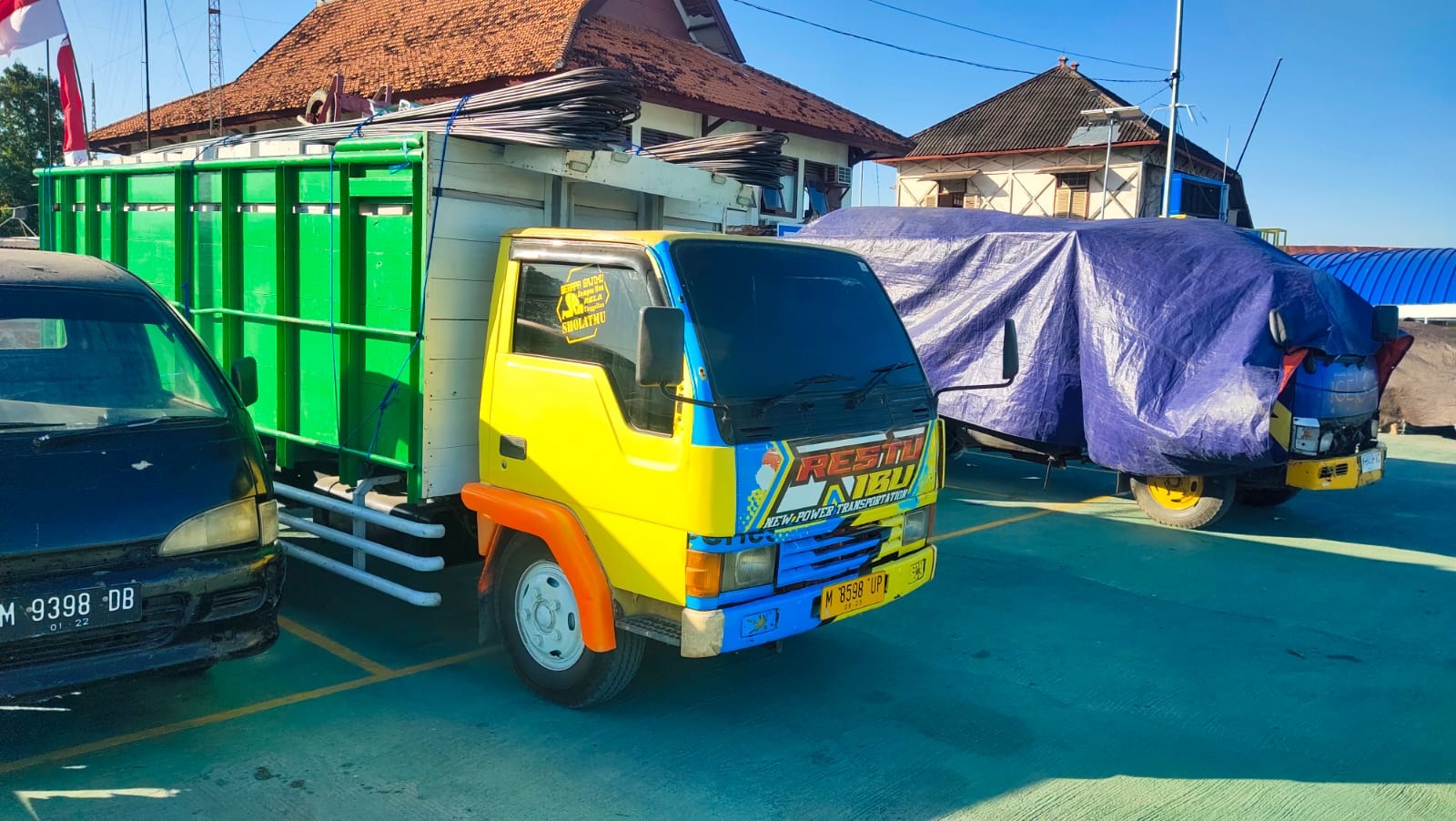 DINILAI AMAN: Mobil truk sedang memuat barang di Pelabuhan Kalianget untuk dikirim ke kepulauan pada Jumat (3/11). (MUHAMMAD WAFI UNTUK JPRM)