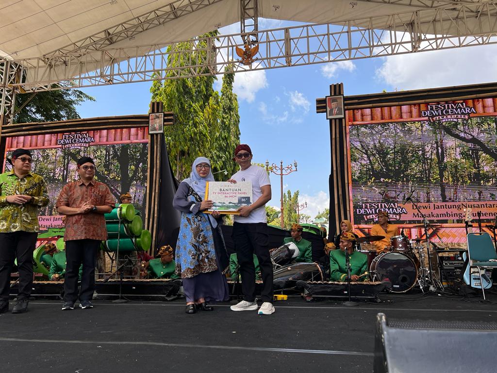 BERPRESTASI: Pj Kades Masakambing saat menerima penghargaan Desa Wisata Cerdas Mandiri dan Sejahtera Jatim 2023 dari gubernur Jatim yang diwakili Wabup Sumenep, Minggu (5/10). (AINUL YAKIN UNTUK JPRM)