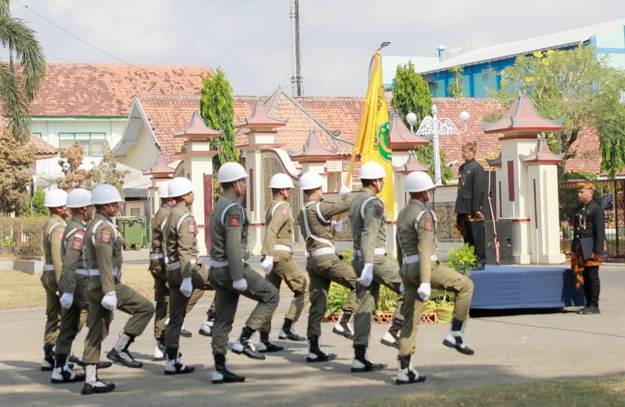 KHIDMAT: Pj Bupati Pamekasan Masrukin (di atas podium) pada upacara peringatan Hari Jadi Ke-493 Kabupaten Pamekasan, Jumat (3/11). (PEMKAB PAMEKASAN UNTUK JPRM)