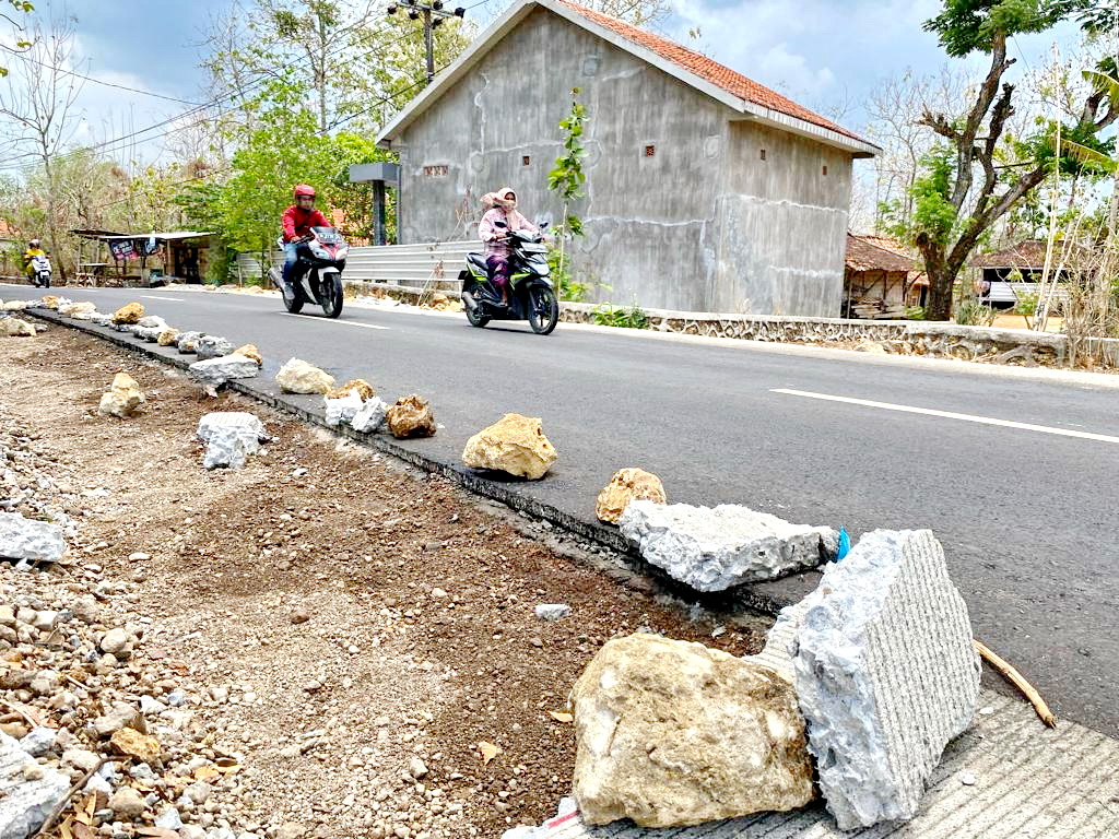 LENGANG: Pengendara melewati beton bahu jalan yang dibongkar pada ruas jalan Rapa Laok&ndash;Karang Penang, Jumat (3/11). (ANIS BILLAH/JPRM)