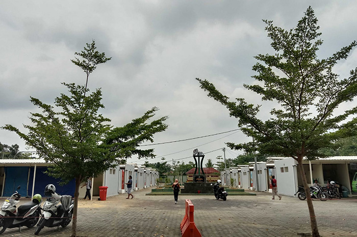 SEPI: Warga berada di sekitaran sentra PKL Food Colony, Pamekasan. (LAILIYATUN NURIYAH/JPRM)