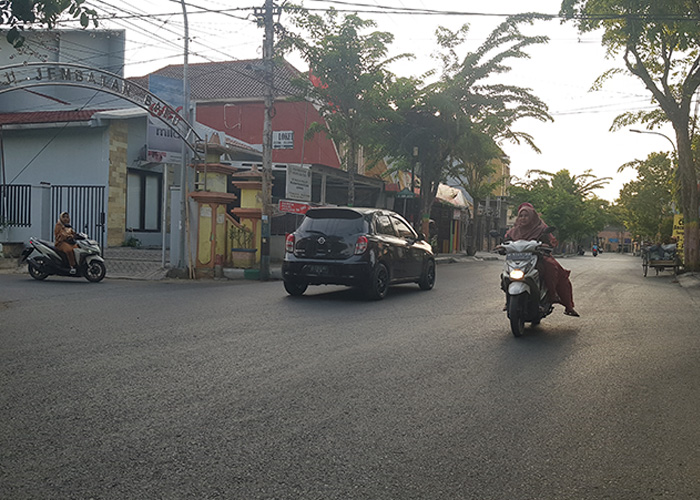 LENGANG: Pengendara sepeda motor melintas di Jalan Sersan Mesrul, Kelurahan Gladak Anyar. (LAILIYATUN NURIYAH/JPRM)