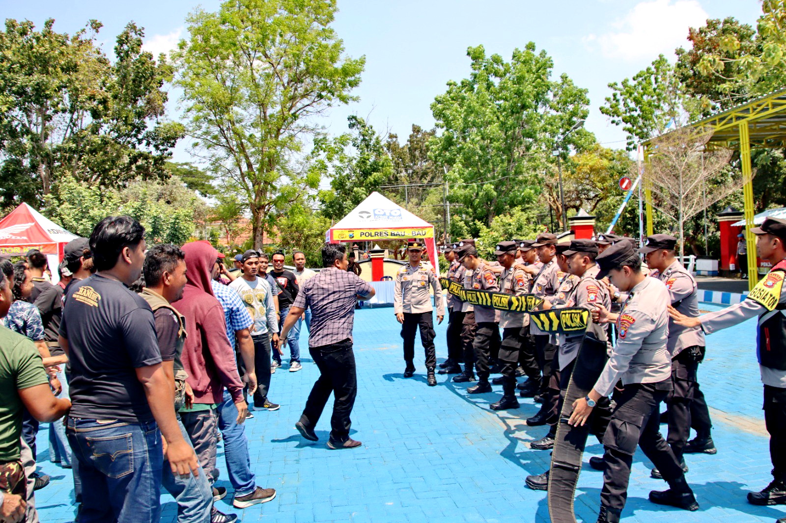 SIAP BERTUGAS: Anggota Polres Bangkalan mengikuti kegiatan sispamkota di halaman Mapolres Bangkalan, Senin (16/10). (HUMAS POLRES BANGKALAN UNTUK JPRM)