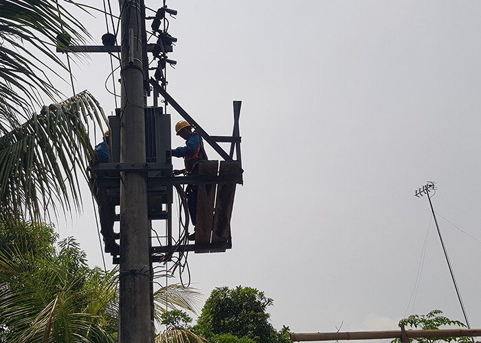 PERBAIKAN: Petugas PLN memperbaiki trafo bekas terbakar di Desa Sumedangan, Kecamatan Pademawu.&nbsp;(LAILIYATUN NURIYAH/JPRM)