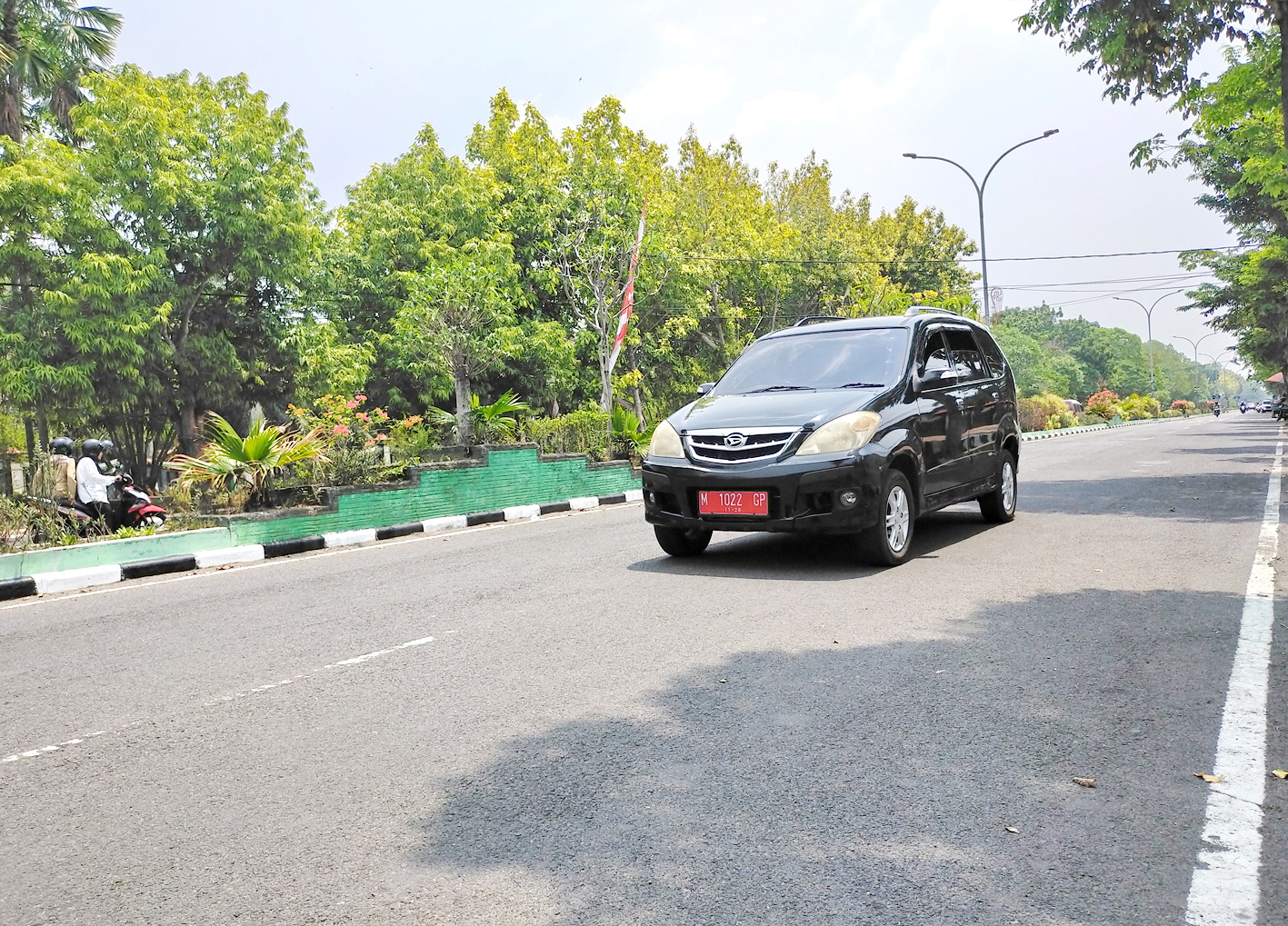 TAK TAAT PAJAK: Mobil Dinas (Mobdin) Pemerintah Kabupaten Bangkalan tampak melintas di Jalan Soekarno-Hatta, Rabu (8/11). (VIVIN AGUSTIN HARTONO/JPRM)