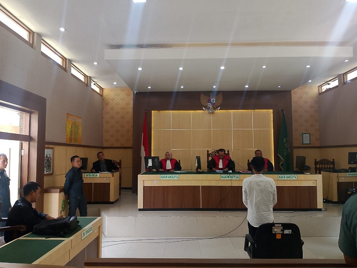 TERTIB: Majelis hakim membacakan putusan terhadap terdakwa Hariyanto di Ruang Sidang Garuda PN Pamekasan Rabu (8/11). (UBAIDILLAHIR RA&rsquo;IE/JPRM)