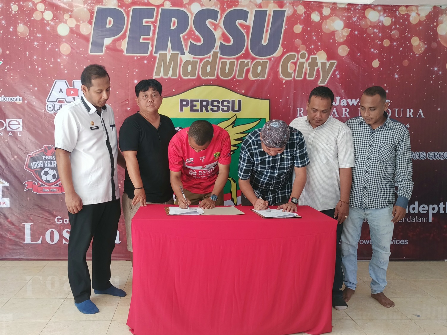 SOLID: Manajer Perssu MC Hadi Pradipta (tiga dari kanan) didampingi pelatih dan jajaran manajemen lainnya saat penandatanganan kontrak pemain untuk Liga 3 Rabu (8/11). (MOH. IQBAL/JPRM)